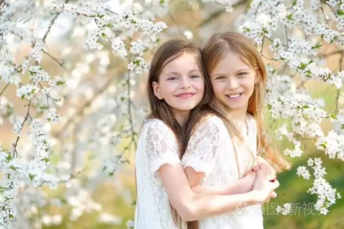 两个小女孩女朋友春天的肖像