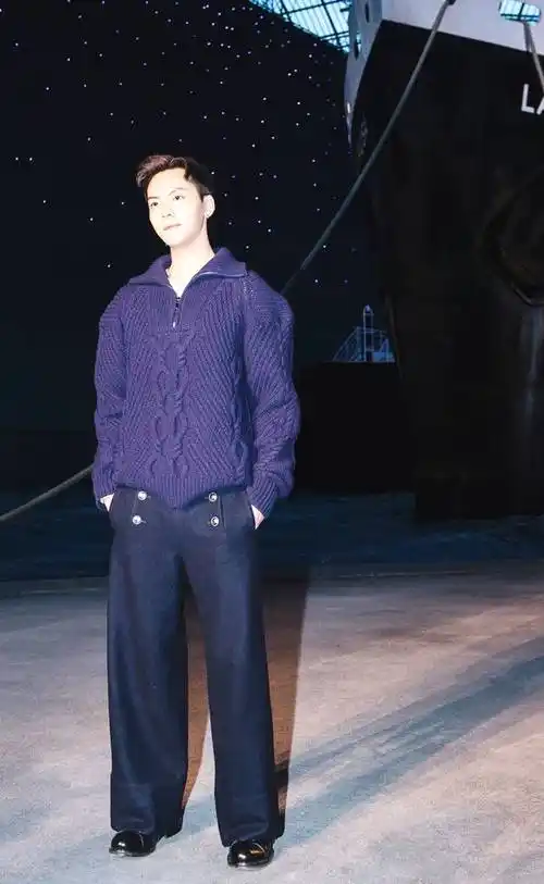 陈伟霆巴黎看秀 阔腿裤look随性帅气
