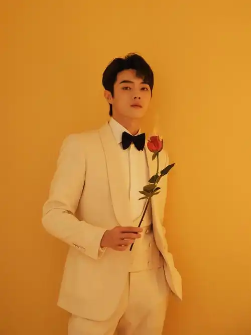 许凯520写真9615白西装 红色玫瑰……_高清图集_新浪网