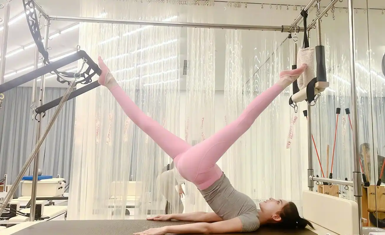 人气女星娜扎健身写真,性感苗条身材凸显