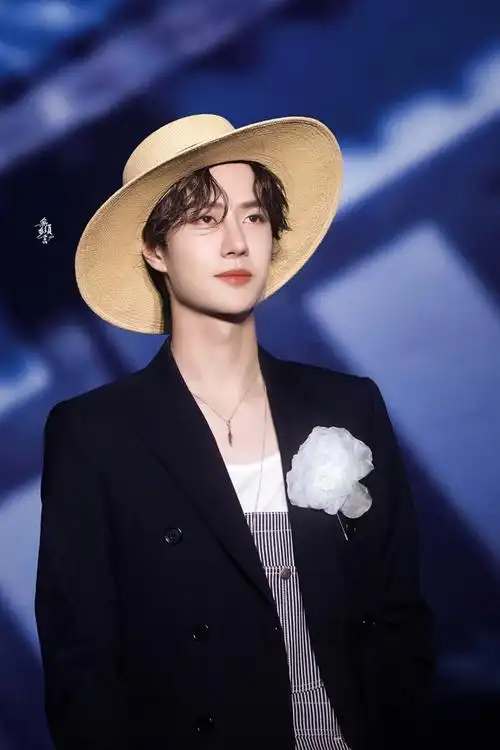 王一博74路飞装高难度运动