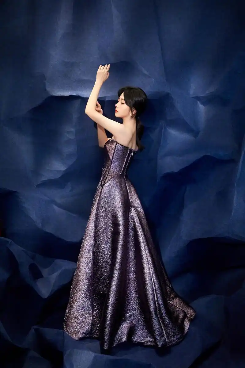 谭松韵今日亮相精品风格盛典,一袭星空紫细闪长裙亮丽夺目,锁骨上点缀
