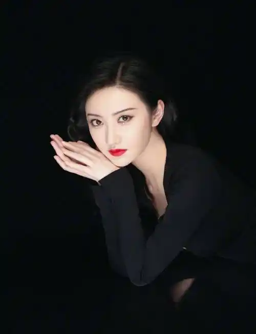 身穿黑色长裙的景甜太美了,皮肤白皙气质好,摆出一副迷人的样子!