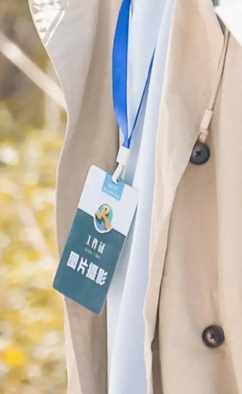 坤坤佩戴的工作证上竟写着"图片摄影",不仅是常驻mc,还是图片摄影师?