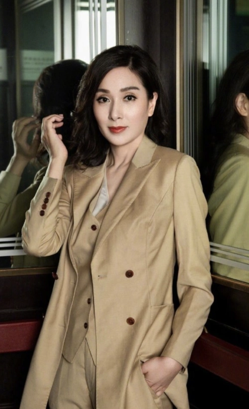 杨恭如时隔20年再登香港荧幕,优雅老去仍单身,容颜受赞不曾改变_内地