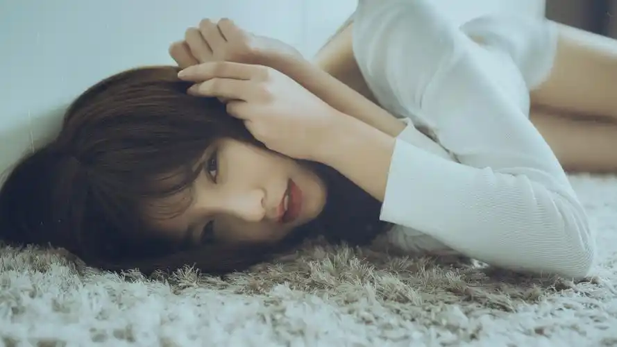 高清楚楚动人的气质美女写真电脑桌面壁纸