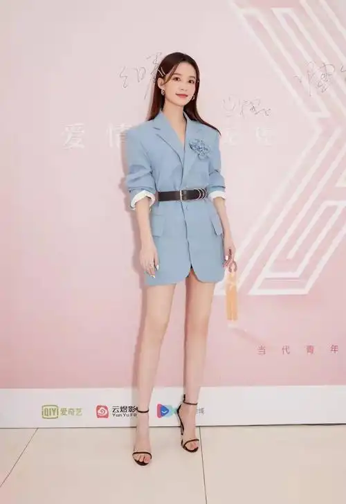 李沁的穿搭美出圈了衣服分成三截穿个性十足又不失女人味