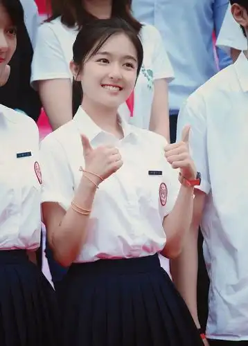 李兰迪这一身白衬衫和百褶裙,充满学生妹的味道,感觉少女感十足,又