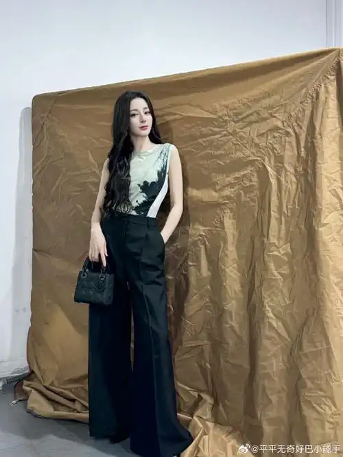 超话#迪丽热巴享受夏日美好##迪丽热巴慵懒风休闲穿搭##迪丽热巴