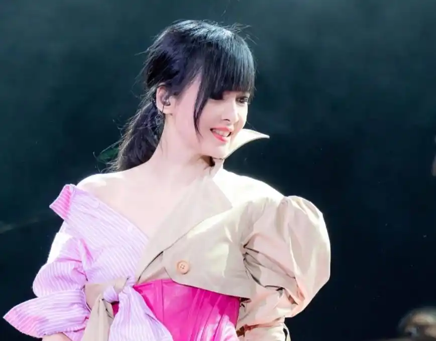 周慧敏国外演唱会现场照:穿衣重回港风路线