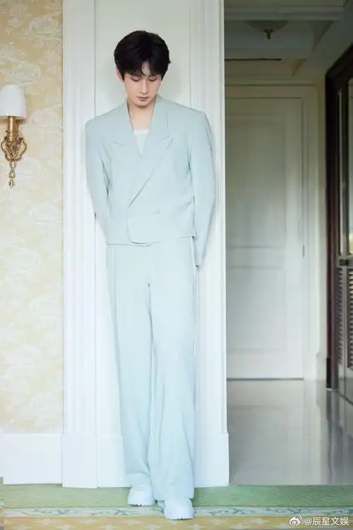 成毅素色西装##成毅的身材比例