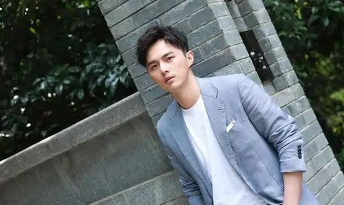 他是蒋欣前男友,出道17年不温不火,如今36岁和张佳宁甜甜蜜蜜