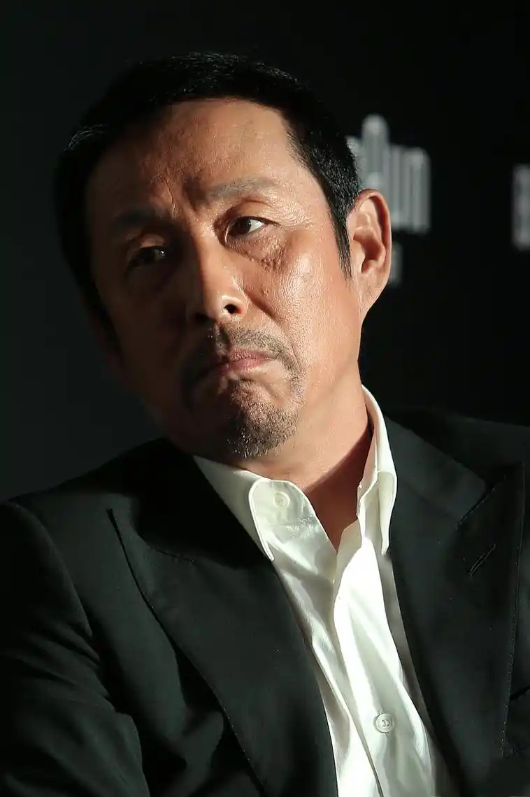 陈道明:娱乐圈的坚守者与家庭的守护者 陈道明,这个名字几乎成为了