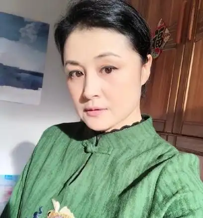 乡村爱情谢大脚晒自拍被赞年轻漂亮姐夫竟是赵本山