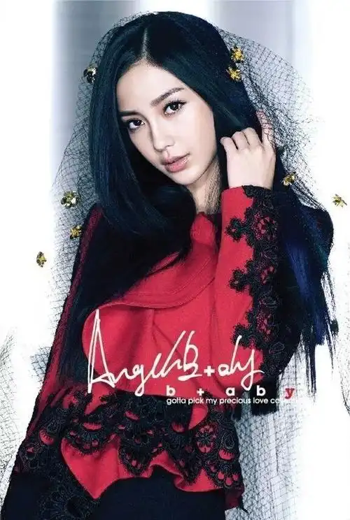 angelababy,中文名杨颖,1989年2月28日出生于上海,13岁时移居香港