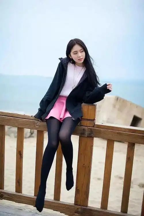 饭后,小姨子用脚在桌子下踢了我几下