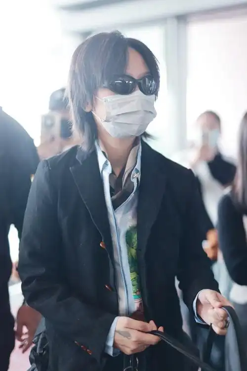 置顶周笔畅超话#周笔畅出道19周年快乐#这谁顶得住啊!老公