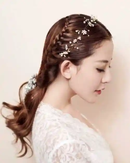 拥有一款适合自己的落落大方的编发,仙气飘飘又个性十足.