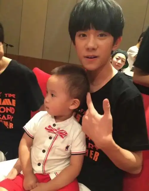 tfboys两周年大合照##王俊凯表哥抱着易烊千玺弟弟