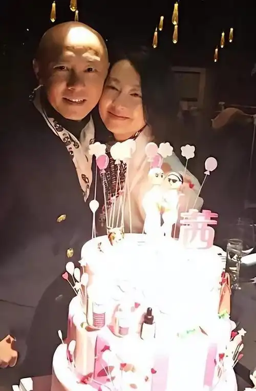 穿二手婚纱,3次婚礼2次流产,张卫健的婚姻令明星夫妻汗颜