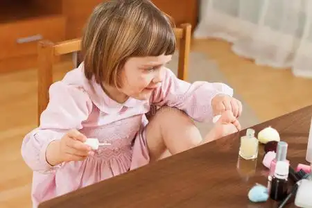 小女孩涂指甲油照片