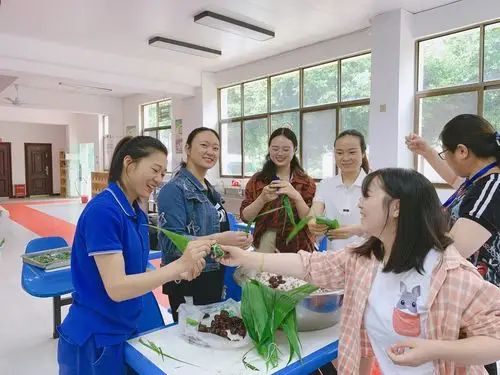 粽情粽意"——禄劝公司工会端午节组织女职工开展包粽子活动