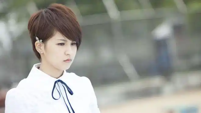 曾沛慈《一个人想着一个人》,一个人想念两个人的画面