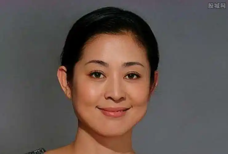 暴瘦后的倪萍好年轻脸颊饱满无细纹穿白色套装美得像换了人