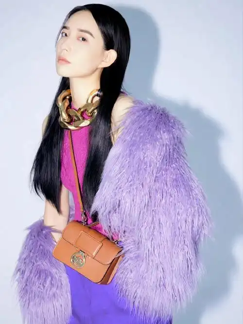 李斯丹妮的长发造型街拍look#李斯丹妮  街拍