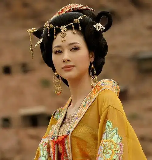 《欢喜冤家》开拍邓英变身律师气势逼人,由著名导演王连平执导的电视