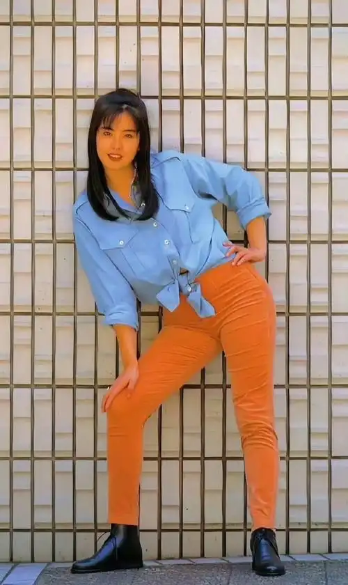 王祖贤这裤子好丑,还勒出了好多褶皱,不过好在人天生丽质,穿什么都