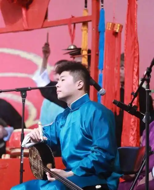 但周九良却凭借着独特的个人魅力与舞台表现力,令很多都喜欢上了这个