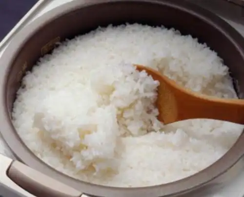为啥用电饭锅蒸米饭,总是会粘锅?厨娘道出实情,原来这里出错