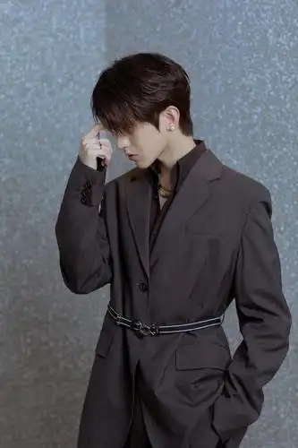 蔡徐坤深色西装帅气写真