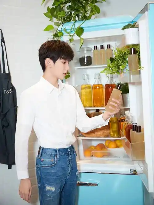 18岁王源真会穿白衬衫搭配蓝色牛仔裤清爽休闲帅成学长的模样