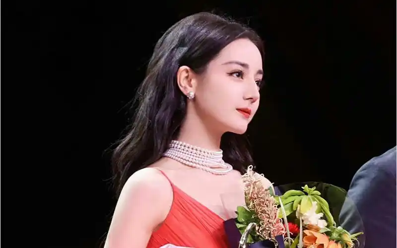 热巴美翻天啦,迪丽热巴·迪力木拉提红毯造型赞