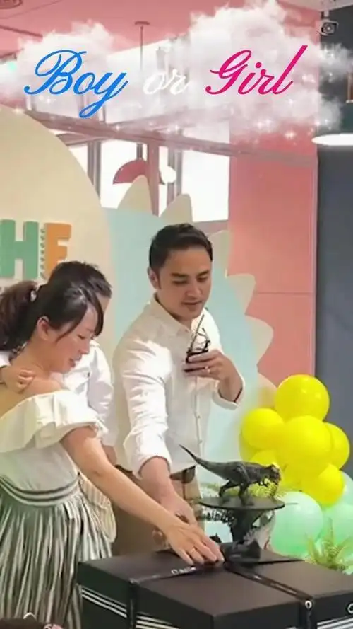 明道老婆怎么老成这样挺5孕肚肚还抱娃他偶像轻松打扮站一旁