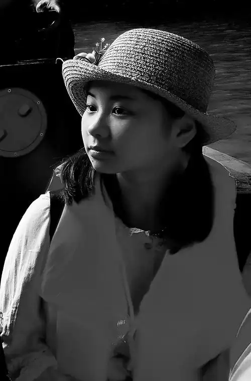 黑白照是简约的 但当失去色彩时 更专注在人物本身上 没有色彩却热怂