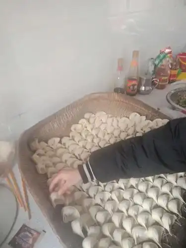 吃完午饭我就帮外婆包饺子,外婆做的是我最爱吃的韭菜鸡蛋馅的饺子.