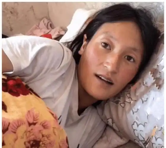 25岁"穷妈妈"已生四胎,孩子饿得喝水充饥,可怜也可恨