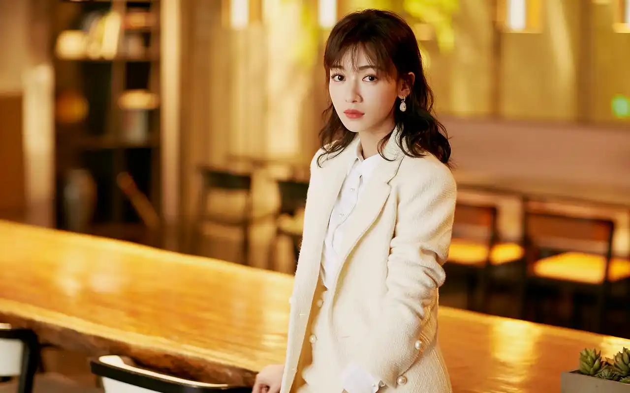 吴谨言优雅干练写真桌面壁纸