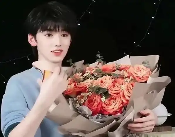 宋亚轩从跑车上下来,穿白衣场景梦幻,好似看到他未来结婚的样子