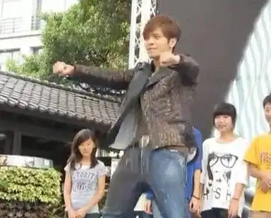 的好兄弟张艺兴就是一个顶胯高手,大家都知道张艺兴是韩国男团exo一员