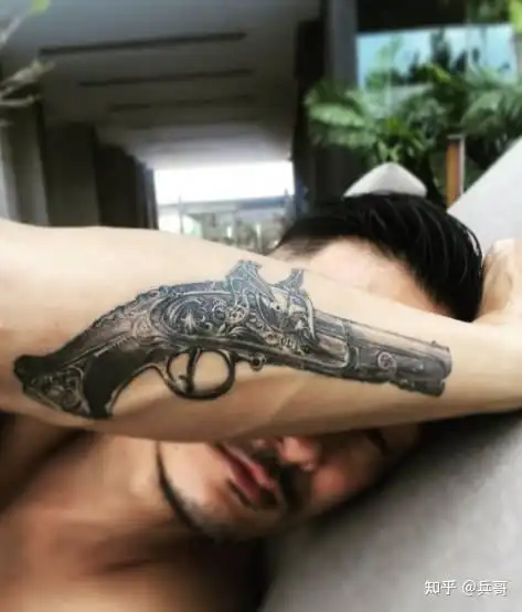 童童还真是一个率真个性的小女孩~~好盆友周冬雨也有同款纹身贝克汉姆