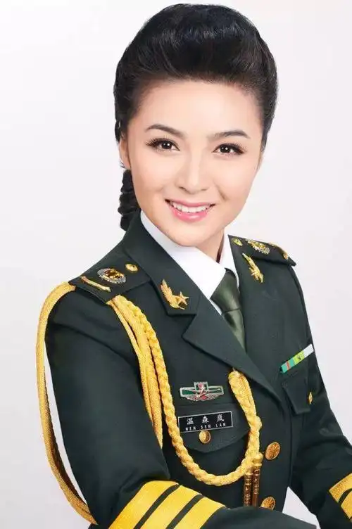 此作品的演唱者温森岚,是青年女高音歌唱家,国防大学军事文化学院艺术