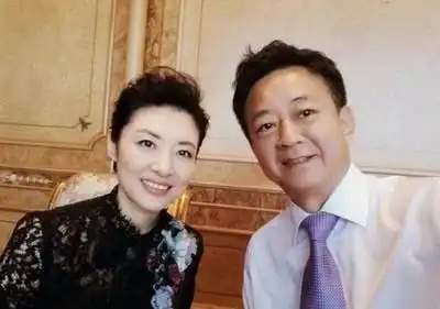 央视一姐周涛和老公同框,夫妻同岁却像父女