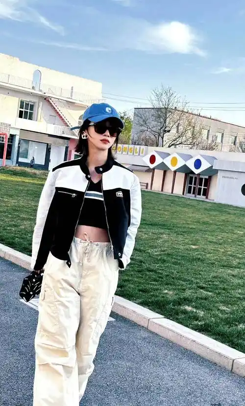 吴谨言拍摄新造型,机车棒球服搭配阔腿工装裤,酷炫有型!