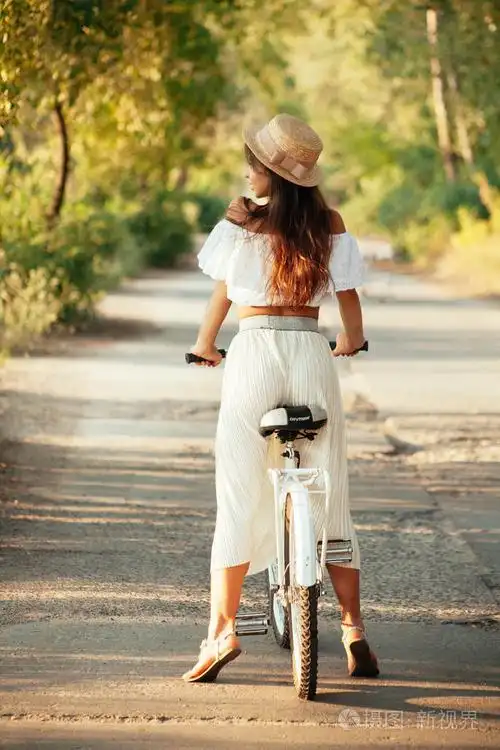 一个骑自行车的女孩正准备开始