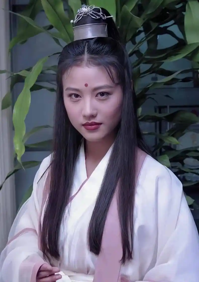 周海媚,一代经典"周芷若",俏皮又妩媚动人,可惜感情不尽人意_吕良伟