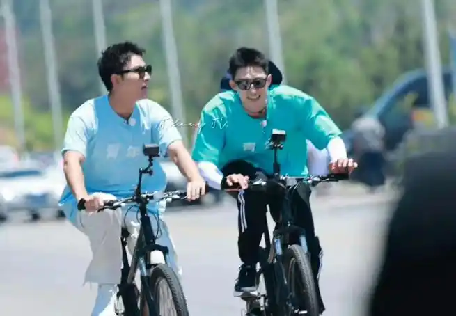 黄景瑜贾乃亮骑山地车路透